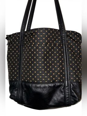 J.D Leather black tote/purse with‎ front pocket.